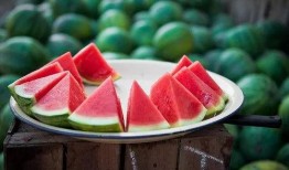 吃瓜群众树脂摆件