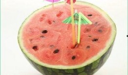 吃瓜后喝热水,一解疲劳，二驱寒意