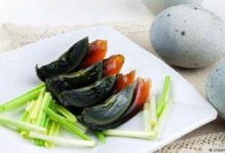 瓜妈给瓜爸吃皮蛋,瓜妈瓜爸共享舌尖上的温馨时光