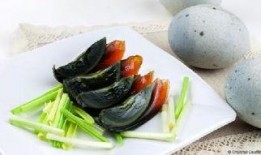 瓜妈给瓜爸吃皮蛋,瓜妈瓜爸共享舌尖上的温馨时光